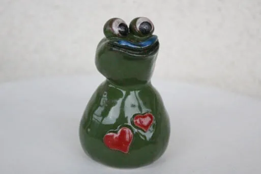 Frosch-klein-mit-Herzen Frosch-klein-mit-Herzen
